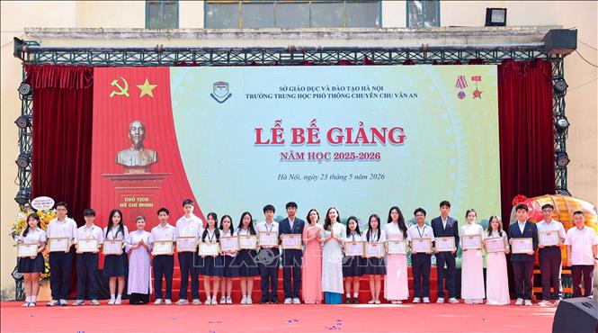 Khép lại năm học 2025 – 2026, học sinh nhà trường tiếp tục khẳng định vị thế, bản lĩnh và trí tuệ của thế hệ học trò Chu Văn An. Ảnh: Thanh Tùng - TTXVN