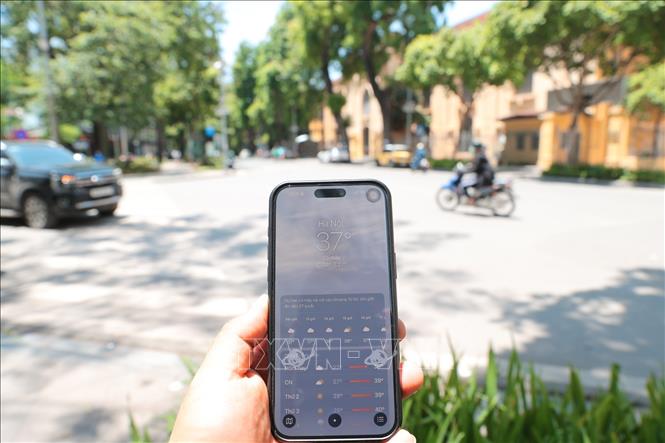 Nhiệt độ ngoài trời đo được lúc 12 giờ 30 là 37 độ và có khả năng tăng lên 38 độ trong giờ tới. Ảnh: Minh Quyết - TTXVN