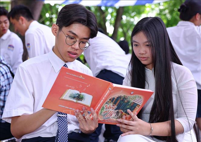 Giây phút bên nhau ngày bế giảng của học sinh lớp 12 trước khi rời mái trường Chu Văn An. Ảnh: Thanh Tùng - TTXVN