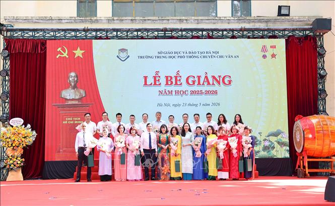 Ban Giám hiệu tri ân các bậc phụ huynh đã luôn đồng hành, phối hợp trong công tác giáo dục học sinh nhà trường. Ảnh: Thanh Tùng - TTXVN