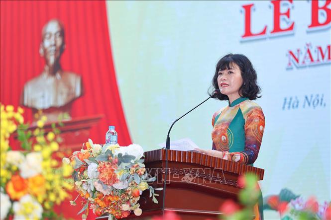 Nhà giáo Nguyễn Thị Nhiếp, Hiệu trưởng Trường THPT chuyên Chu Văn An phát biểu tổng kết năm học. Ảnh: Thanh Tùng  - TTXVN