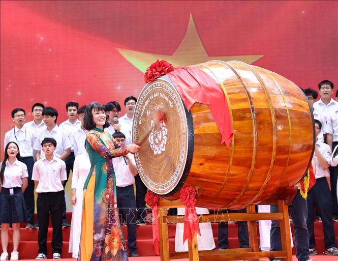 Nhà giáo Nguyễn Thị Nhiếp, Hiệu trưởng Trường THPT chuyên Chu Văn An đánh hồi trống Bế giảng năm học 2025 - 2026. Ảnh: Thanh Tùng  - TTXVN
