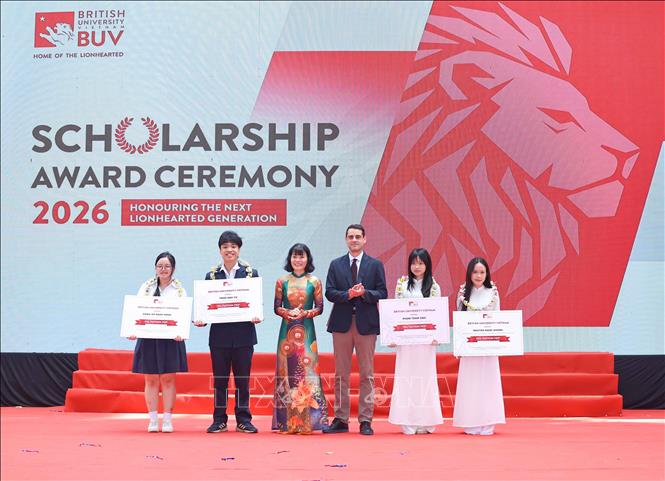 Đại diện Trường Đại học Anh Quốc Việt Nam (BUV) trao học bổng cho học sinh nhà trường. Ảnh: Thanh Tùng - TTXVN