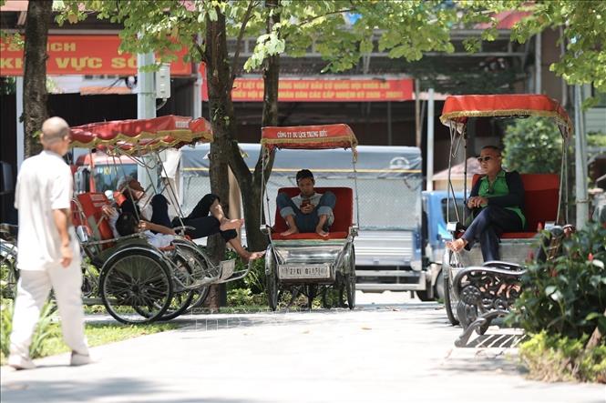 Hà Nội đón đợt nắng nóng gay gắt đầu mùa, nhiệt độ lên tới 37 - 38 độ C. Ảnh: Minh Quyết - TTXVN