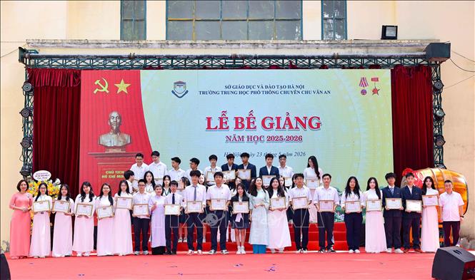 Thành công của năm học đầu tiên thực hiện mô hình chuyên trong điều kiện CSVC khó khăn không phải là đích đến, mà là điểm khởi đầu cho một hành trình mới- hành trình của sự dấn thân, sáng tạo và đổi mới không ngừng của mô hình chuyên tiệm cận quốc tế. Ảnh: Thanh Tùng - TTXVN