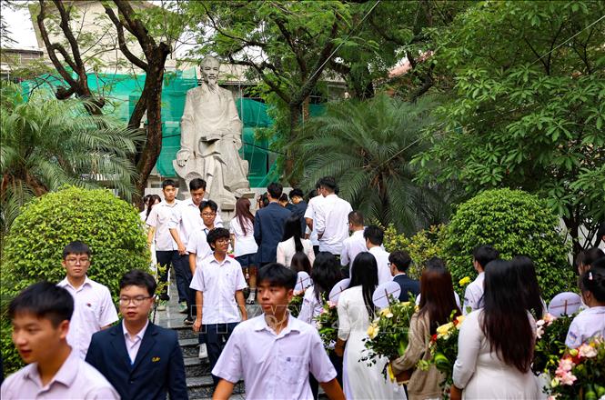 Trước buổi bế giảng, tập thể Hội đồng sư phạm nhà trường cùng các bậc phụ huynh và học sinh đã dâng hoa tượng đài Thầy Chu Văn An. Ảnh: Thanh Tùng  - TTXVN