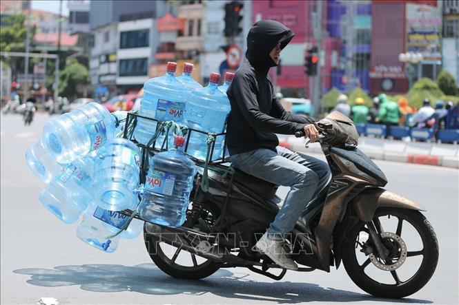 Hà Nội đón đợt nắng nóng gay gắt đầu mùa, nhiệt độ lên tới 37 - 38 độ C. Ảnh: Minh Quyết - TTXVN