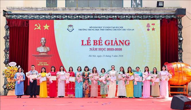 Năm học vừa qua, các thầy cô và học sinh đã viết tiếp trang vàng thành tích của nhà trường bằng chính đam mê, nỗ lực và khát vọng vươn lên không ngừng. Ảnh: Thanh Tùng - TTXVN