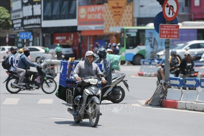 Hà Nội đón đợt nắng nóng gay gắt đầu mùa, nhiệt độ lên tới 37 - 38 độ C. Ảnh: Minh Quyết - TTXVN