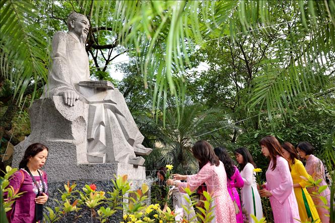 Trước buổi bế giảng, tập thể Hội đồng sư phạm nhà trường cùng các bậc phụ huynh và học sinh đã dâng hoa tượng đài Thầy Chu Văn An. Ảnh: Thanh Tùng  - TTXVN