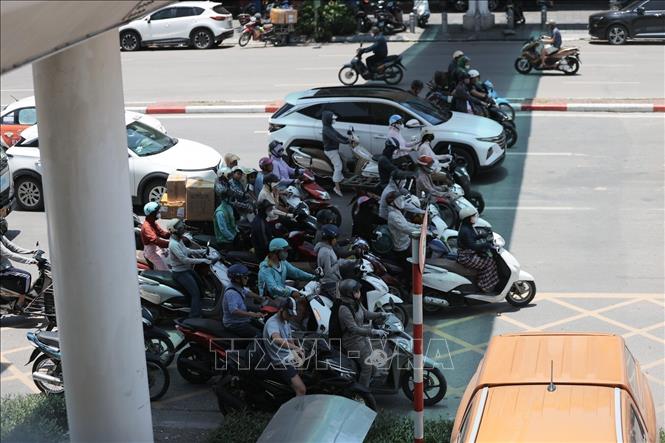 Hà Nội đón đợt nắng nóng gay gắt đầu mùa, nhiệt độ lên tới 37 - 38 độ C. Ảnh: Minh Quyết - TTXVN