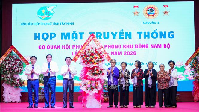 Lãnh đạo Tỉnh ủy Tây Ninh tặng hoa chúc mừng Họp mặt truyền thống Cơ quan Hội Phụ nữ Giải phóng Khu Đông Nam Bộ lần thứ 26. Ảnh: Minh Phú – TTXVN