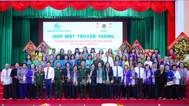 Lãnh đạo Trung ương, địa phương cùng các thế hệ cán bộ Hội Phụ nữ Giải phóng Khu Đông Nam Bộ chụp ảnh lưu niệm tại buổi họp mặt. Ảnh: Minh Phú - TTXVN
