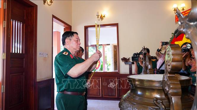 Đại tướng Nguyễn Trọng Nghĩa dâng hương tri ân Chủ tịch Hồ Chí Minh và các Anh hùng liệt sĩ. Ảnh: Minh Phú - TTXVN