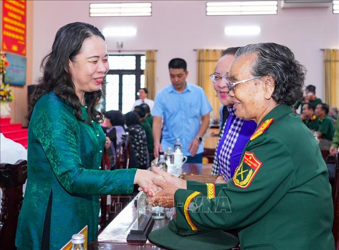 Phó Chủ tịch nước Võ Thị Ánh Xuân thăm hỏi các đại biểu nguyên là cán bộ Hội Phụ nữ Giải phóng Khu Đông Nam Bộ. Ảnh: Minh Phú - TTXVN 