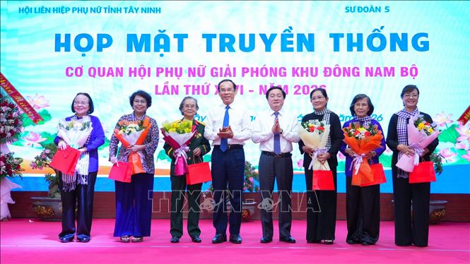 Ban tổ chức trao quà tri ân các thế hệ cán bộ Hội Phụ nữ Giải phóng Khu Đông Nam Bộ tại buổi họp mặt. Ảnh: Minh Phú - TTXVN 