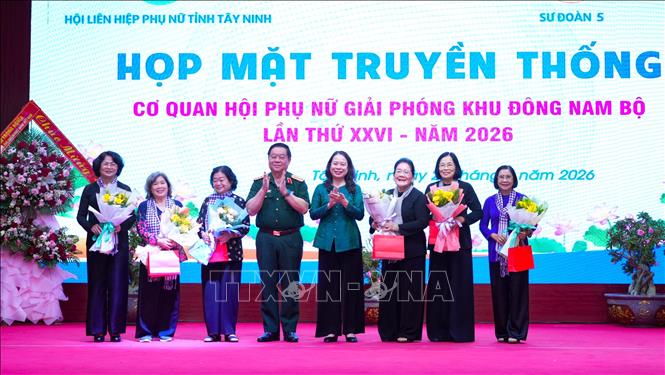 Đại tướng Nguyễn Trọng Nghĩa, Chủ nhiệm Tổng cục Chính trị Quân đội Nhân dân Việt Nam và Phó Chủ tịch nước Võ Thị Ánh Xuân, tặng quà cho các đại biểu nguyên là cán bộ Hội Phụ nữ Giải phóng Khu Đông Nam Bộ. Ảnh: Minh Phú - TTXVN 
