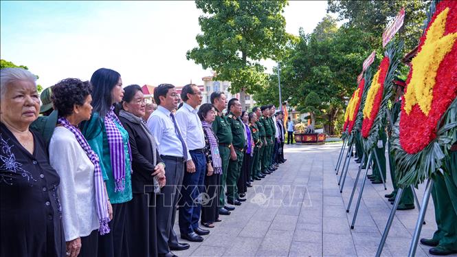 Lãnh đạo, nguyên lãnh đạo Đảng, Nhà nước và đại biểu dâng hoa, tưởng niệm các anh hùng liệt sĩ tại Nhà lưu niệm Chủ tịch Hồ Chí Minh, trong khuôn viên Sư đoàn 5, xã Châu Thành, tỉnh Tây Ninh. Ảnh: Minh Phú - TTXVN 