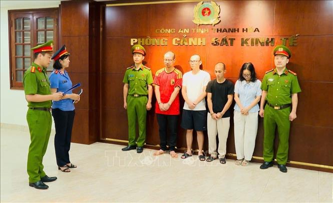 Cơ quan Cảnh sát điều tra, Công an tỉnh Thanh Hóa thi hành Quyết định khởi tố vụ án, khởi tố bị can về tội “Buôn lậu”. Ảnh: TTXVN phát 