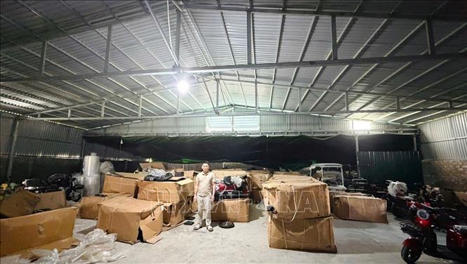 Tại thời điểm kiểm tra, lực lượng chức năng phát hiện tại cơ sở của Lý Hồng Lâm có 94 xe điện; tại cửa hàng của Nguyễn Thị Thoan có 30 xe điện nhập lậu. Ảnh: TTXVN phát 