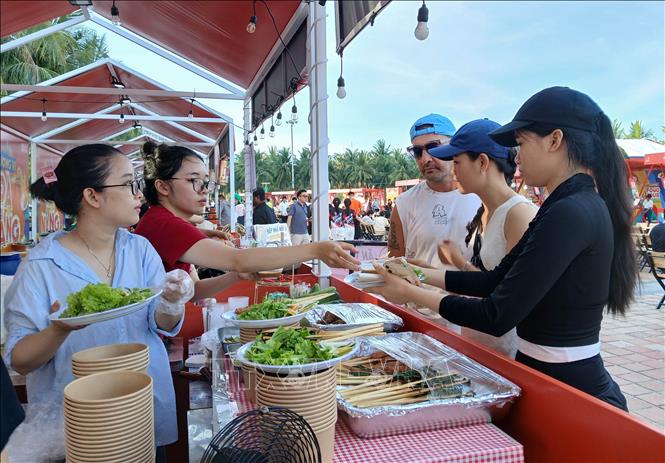 Du khách khám phá và thưởng thức những hương vị nguyên bản của ẩm thực xứ Quảng  tại Lễ hội Food Tour Đà Nẵng 2026. Ảnh: Mỹ Hà - TTXVN
