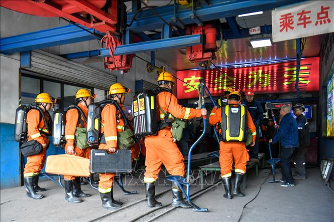 Lực lượng cứu hộ được triển khai tới hiện trường vụ nổ mỏ than ở huyện Tẩm Nguyên, tỉnh Sơn Tây, Trung Quốc, ngày 23/5/2026. Ảnh: THX/TTXVN