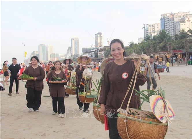 Hơn 70 gánh hàng được gánh bộ trên bãi cát tại chương trình 