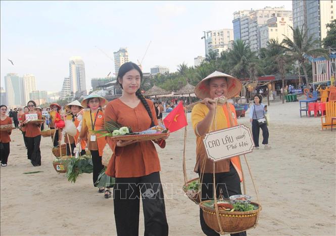 “Gánh vị Đà Nẵng” mở ra hành trình chạm vào chiều sâu văn hóa ẩm thực miền Trung, nơi mỗi món ăn đều gắn với khí hậu, con người và ký ức bản địa. Ảnh: Mỹ Hà - TTXVN