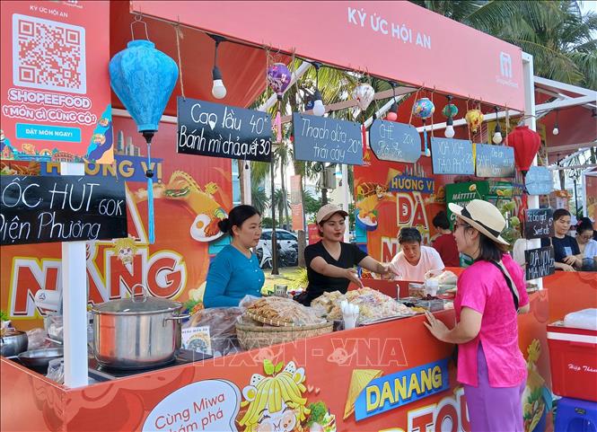 Du khách thưởng thức đặc sản Hội An tại Công viên Biển Đông. Ảnh: Mỹ Hà - TTXVN