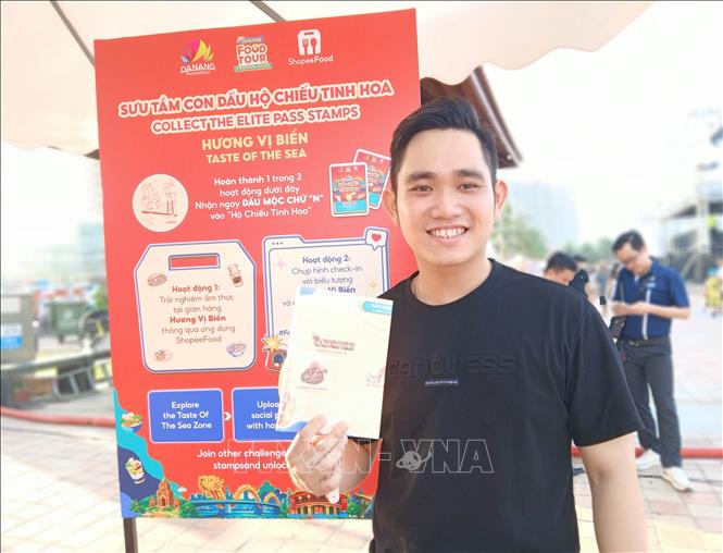 Du khách hào hứng trải nghiệm Hộ chiếu Ẩm thực Đà Nẵng tại lễ hội Food Tour Đà Nẵng 2026. Ảnh: Mỹ Hà - TTXVN
