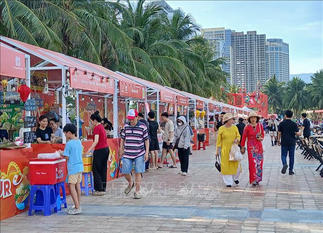 “Không gian tinh hoa ẩm thực xứ Quảng” tại Công viên Biển Đông quy tụ hơn 200 gian hàng ẩm thực địa phương, vùng miền xứ Quảng. Ảnh: Mỹ Hà - TTXVN