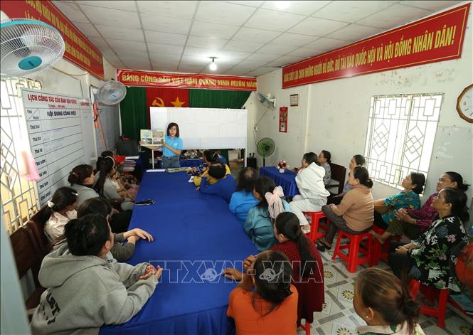 Truyền thông viên thông tin các hoạt động giảm nhẹ và thích ứng với biến đổi khí hậu, rủi ro thiên tai. Ảnh: Duy Khương – TTXVN