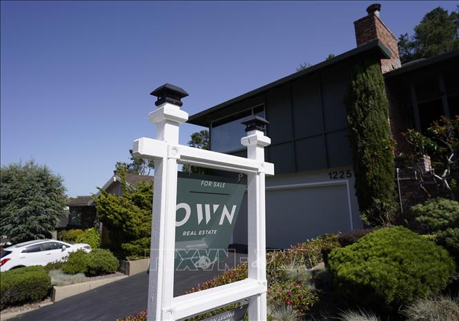 Biển quảng cáo bán nhà tại San Mateo, California, Mỹ. Ảnh: THX/TTXVN
