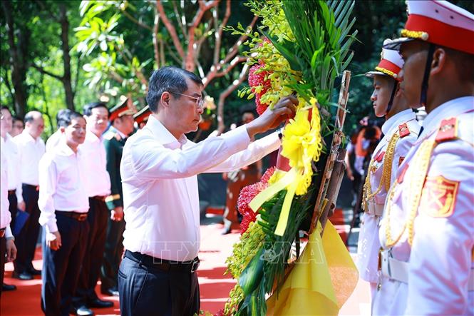 Thủ tướng Chính phủ Lê Minh Hưng dâng hương, hoa tưởng niệm tại đền tưởng niệm các Anh hùng, liệt sỹ đường 20 – quyết thắng. Ảnh: Dương Giang – TTXVN 
