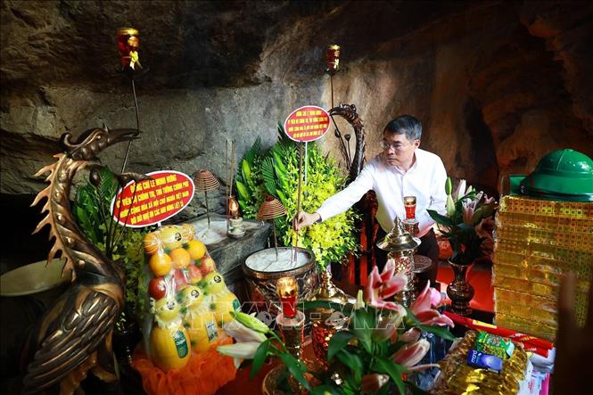 Thủ tướng Lê Minh Hưng thắp hương tại Di tích Quốc gia đặc biệt Hang Tám Cô. Ảnh: Dương Giang-TTXVN
