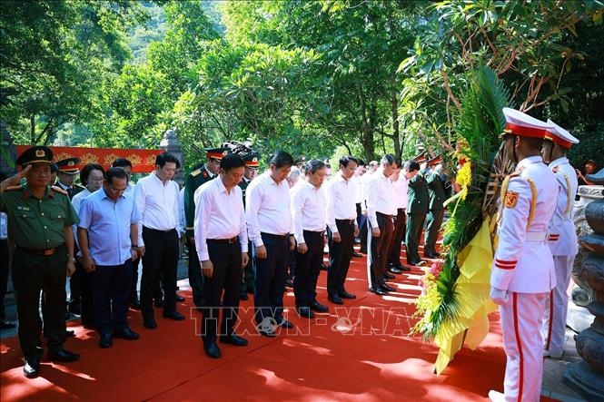 Thủ tướng Chính phủ Lê Minh Hưng dâng hương, hoa tưởng niệm tại đền tưởng niệm các Anh hùng, liệt sỹ Đường 20 – quyết thắng. Ảnh: Dương Giang – TTXVN 
