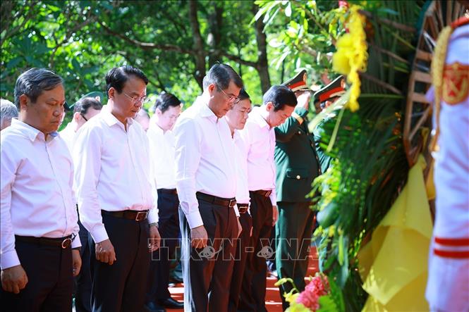 Thủ tướng Chính phủ Lê Minh Hưng dâng hương, hoa tưởng niệm tại đền tưởng niệm các Anh hùng, liệt sỹ Đường 20 – quyết thắng. Ảnh: Dương Giang – TTXVN 
