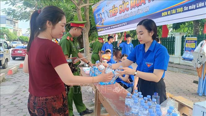 Đoàn thanh niên tình nguyện thực hiện phát nước miễn phí cho người nhà thí sinh tại Kỳ thi tuyển sinh vào lớp 10 THPT năm học 2026-2027. Ảnh: Đại Nghĩa - TTXVN