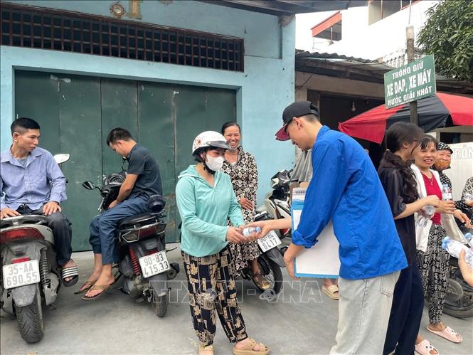 Thanh niên tình nguyện thực hiện phát nước miễn phí cho người nhà thí sinh tại Kỳ thi tuyển sinh vào lớp 10 THPT năm học 2026-2027. Ảnh: Đại Nghĩa - TTXVN