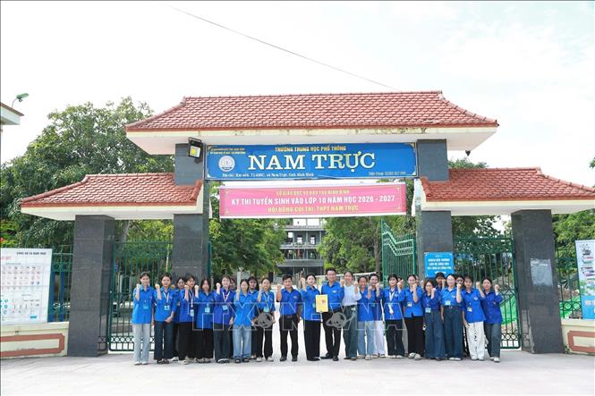 Đoàn viên thanh niên tình nguyện trường Nam Trực (Ninh Bình ) tại Kỳ thi tuyển sinh vào lớp 10 THPT năm học 2026-2027. Ảnh: Đại Nghĩa - TTXVN