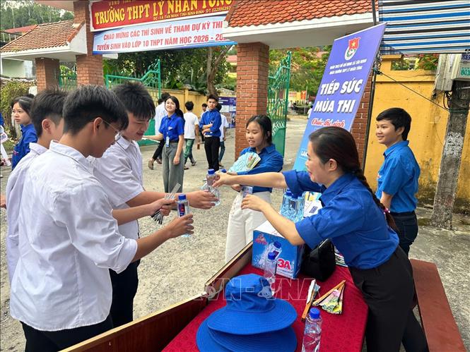 Đoàn viên thanh niên tình nguyện thực hiện phát nước miễn phí cho thi sinh tại Kỳ thi tuyển sinh vào lớp 10 THPT năm học 2026 - 2027. Ảnh: Đại Nghĩa - TTXVN