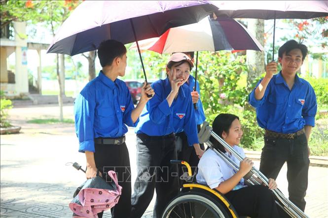Các thanh niên tình nguyện giúp đỡ thí sinh vào phòng thi tại điểm thi  trường B Nghĩa Hưng  (Ninh Bình ) tại Kỳ thi tuyển sinh vào lớp 10 THPT năm học 2026-2027. Ảnh: Đại Nghĩa - TTXVN