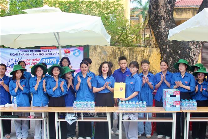 Cá đoàn viên thanh niên tỉnh NInh Bình phấn khởi trong chương trình tiếp sức mùa thi Kỳ thi tuyển sinh vào lớp 10 THPT năm học 2026-2027. Ảnh: Đại Nghĩa - TTXVN