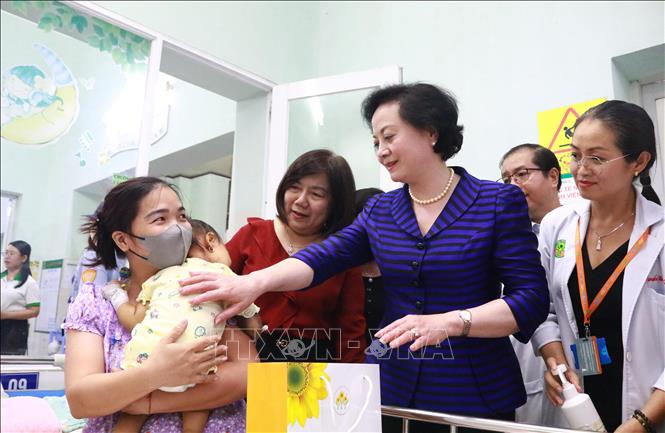 Bí thư Trung ương Đảng, Phó Thủ tướng Phạm Thị Thanh Trà hỏi thăm, động viên thân nhân và bệnh nhi đang điều trị tại Bệnh viện Nhi đồng 2 Thành phố Hồ Chí Minh. Ảnh: Đinh Hằng - TTXVN