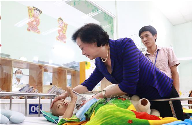 Phó Thủ tướng Phạm Thị Thanh Trà hỏi thăm, động viên bệnh nhi đang điều trị tại Bệnh viện Nhi đồng 2 Thành phố Hồ Chí Minh. Ảnh: Đinh Hằng - TTXVN