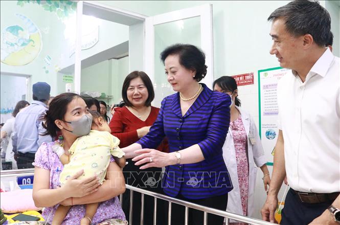 Phó Thủ tướng Phạm Thị Thanh Trà hỏi thăm, động viên thân nhân và bệnh nhi đang điều trị tại Bệnh viện Nhi đồng 2 Thành phố Hồ Chí Minh. Ảnh: Đinh Hằng - TTXVN