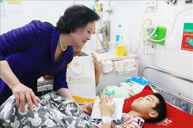 Phó Thủ tướng Phạm Thị Thanh Trà hỏi thăm, động viên bệnh nhi đang điều trị tại Bệnh viện Nhi đồng 2 Thành phố Hồ Chí Minh. Ảnh: Đinh Hằng - TTXVN