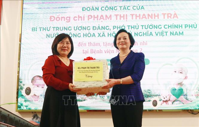 Phó Thủ tướng Phạm Thị Thanh Trà tặng quà cho Bệnh viện Nhi đồng 2 Thành phố Hồ Chí Minh. Ảnh: Đinh Hằng - TTXVN