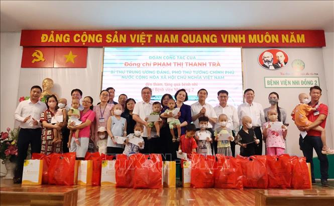 Phó Thủ tướng Phạm Thị Thanh Trà và lãnh đạo Bộ Y tế, Thành phố Hồ Chí Minh tặng quà cho bệnh nhi đang điều trị tại Bệnh viện Nhi đồng 2 Thành phố Hồ Chí Minh. Ảnh: Đinh Hằng - TTXVN