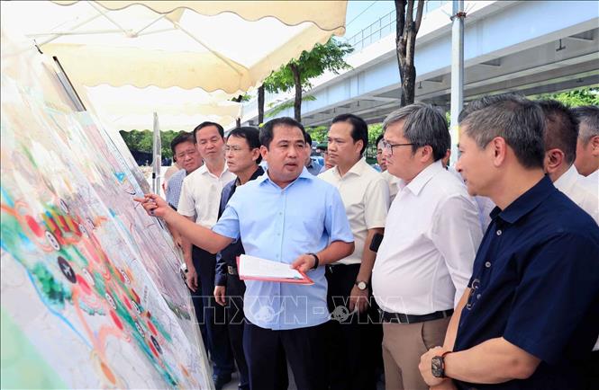 Bí thư Thành ủy Hà Nội Trần Đức Thắng kiểm tra tình hình triển khai Dự án đầu tư xây dựng hầm chui tại nút giao đường trục Tây Thăng Long – Vàng đai 3. Ảnh: Văn Điệp – TTXVN 